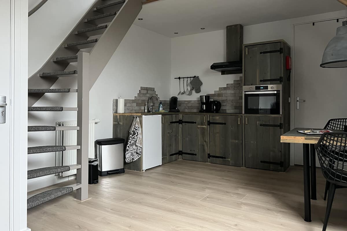 Departamento estándar (Stalkamer 2) | Cocina privada | Refrigerador con congelador, microondas, horno y parrilla de estufa