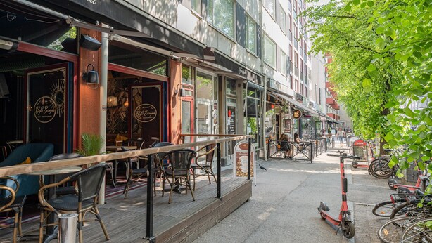 A street with outdoor seating, bicycles, and a building with a sign reading "Freixenet". - Spacious Downtown Apt with Balcony that Hosts 10 (Tampere)