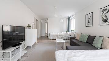 City-Apartment, Balkon, Stadtblick | Wohnbereich | LED-Fernseher