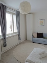 城市公寓, 阳台, 城市景观 | 特色装修、特色家居、笔记本电脑工作区、隔音