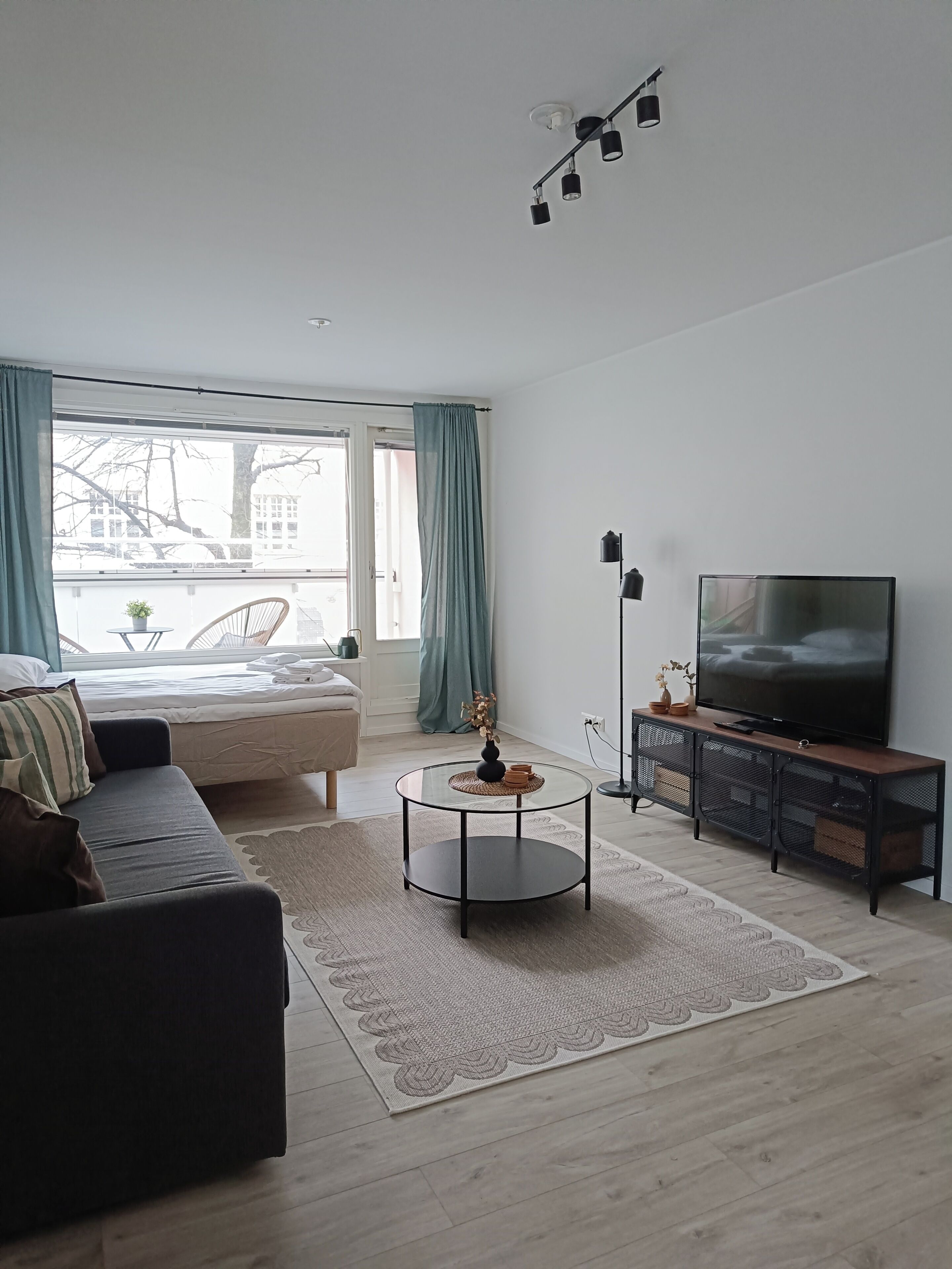 Apartamento City, balcón, vistas a la ciudad | Zona de estar | Una televisión LED