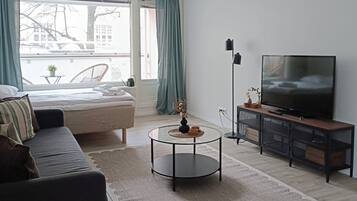 Apartamento City, balcón, vistas a la ciudad | Zona de estar | Una televisión LED