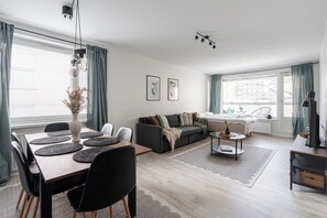 Căn hộ trung tâm thành phố, ban công, quang cảnh thành phố | Khu phòng khách | TV LED 