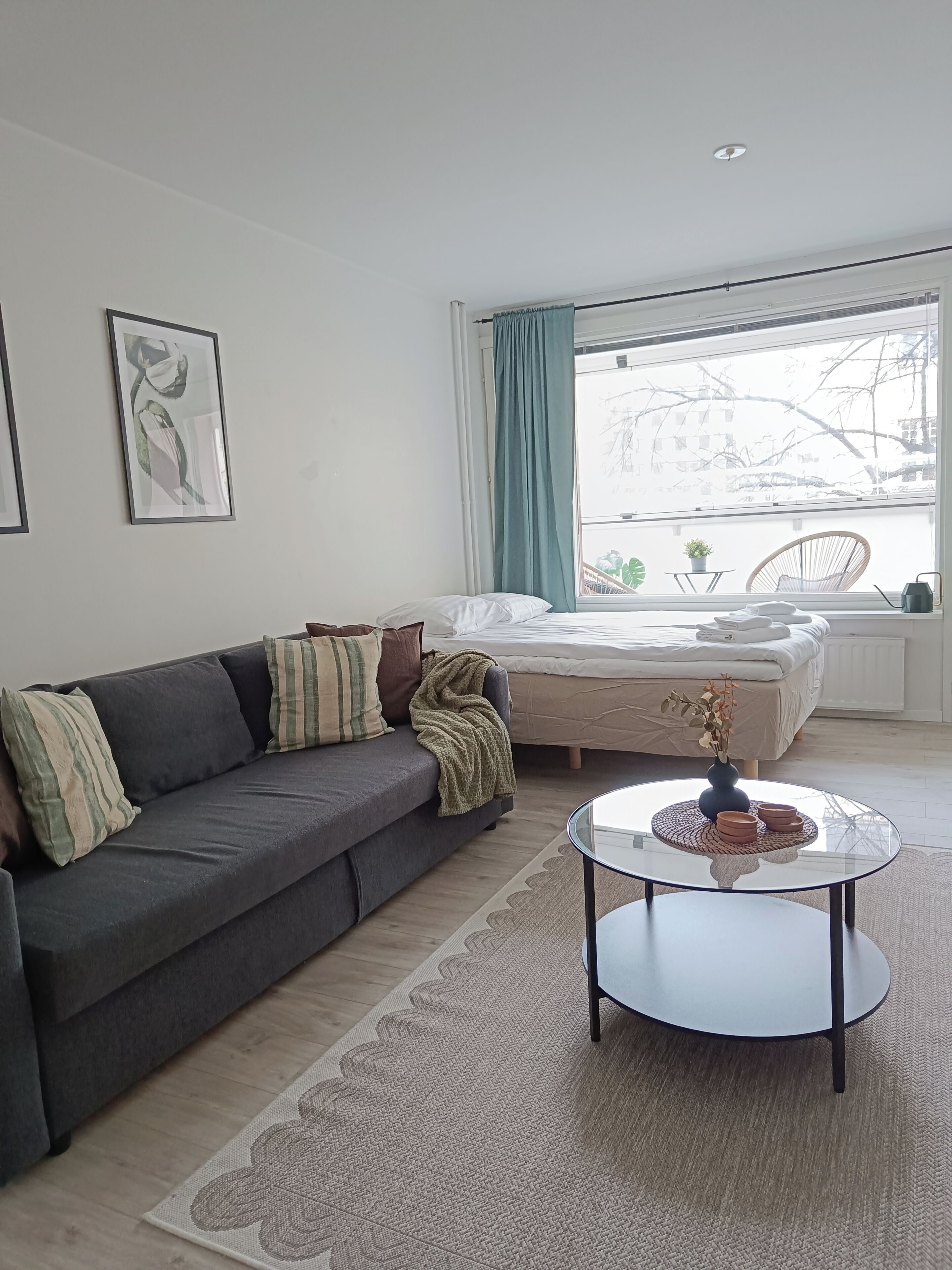 Apartamento City, balcón, vistas a la ciudad | Zona de estar | Una televisión LED