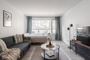 Căn hộ trung tâm thành phố, ban công, quang cảnh thành phố | Khu phòng khách | TV LED 