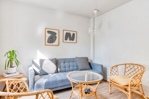 Apartment, 2 Schlafzimmer | Wohnbereich | 32-Zoll-Flachbildfernseher mit Digitalempfang, Fernseher