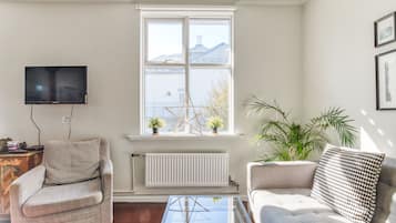 Lägenhet - 2 sovrum (5 Adults) | Vardagsrum | 32-tums platt-tv med digitalkanaler och tv