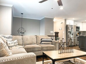 Een smart-tv, tafelvoetbal en boeken