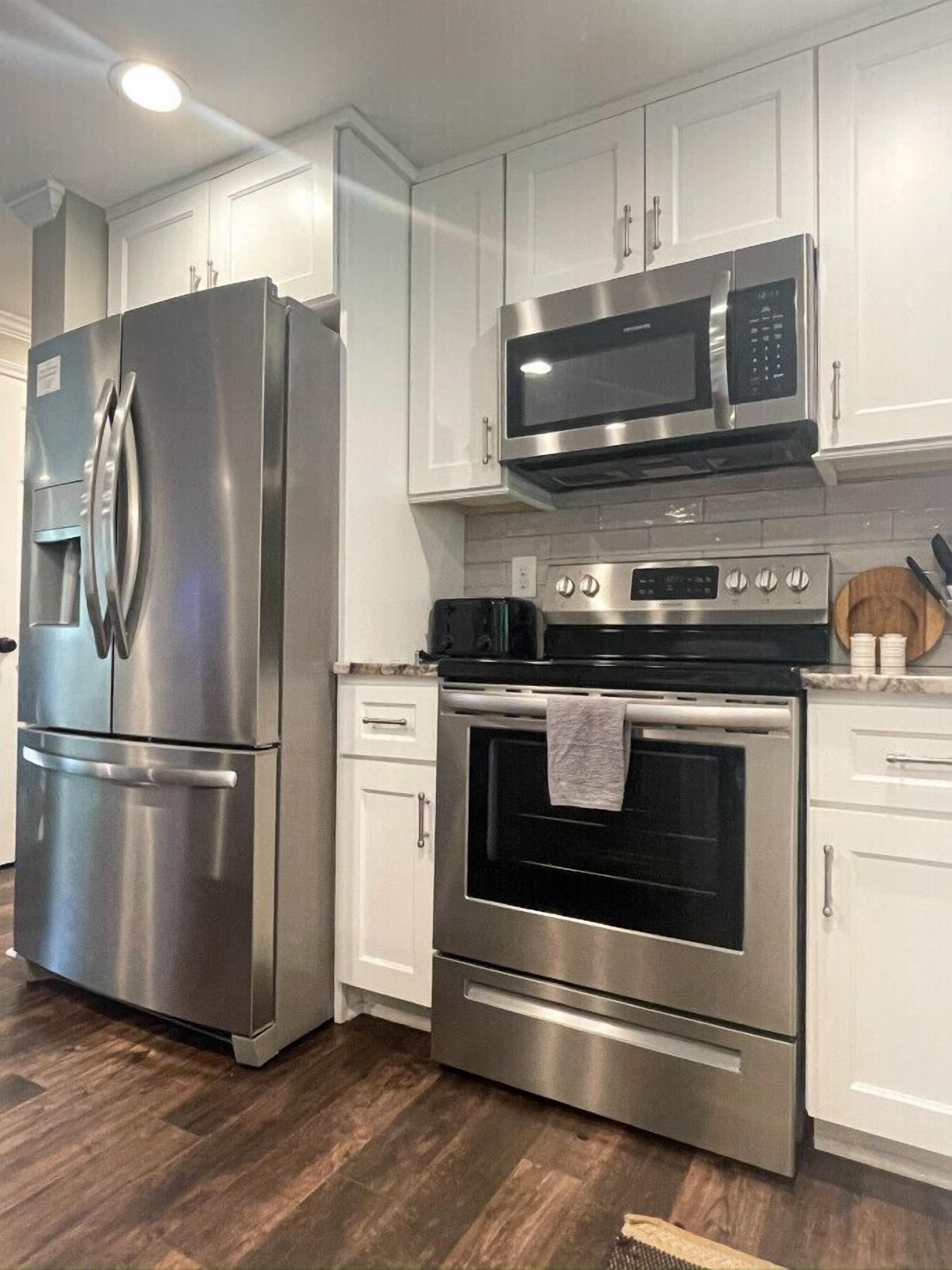 ثلاجة، ميكروويف، فرن، موقد طهي مسطح