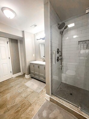 Een haardroger, handdoeken