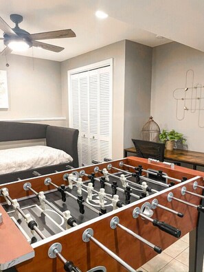 4 slaapkamers, een bureau, een strijkplank/strijkijzer, reisbedje