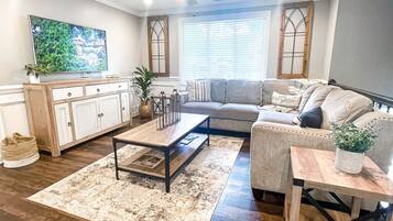 TV connectée, baby-foot, livres