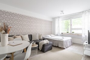 高级公寓, 城市景观 | 特色装修、特色家居、办公桌、笔记本电脑工作区