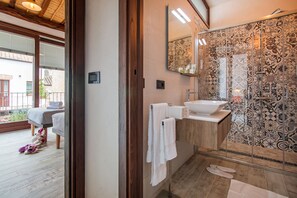 Superior Double Room, Courtyard View | Cadar kapas Mesir, peralatan tempat tidur premium, busa memori 