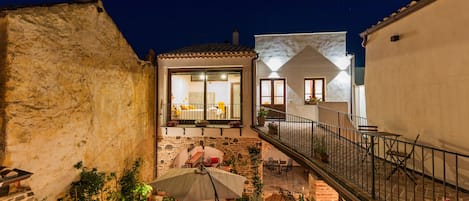 Chambre Familiale, vue cour intérieure | Vue depuis le balcon