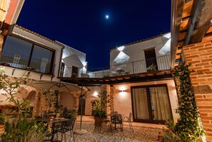 Courtyard - Domo Pro Vois (Orosei)