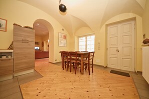 Apartment, 3 Schlafzimmer | Wohnbereich | Flachbildfernseher, Kamin