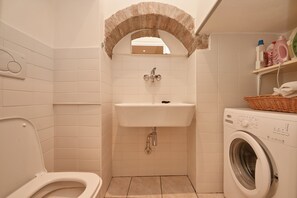 Apartamento, 3 quartos | Banheiro | Chuveiro, chuveiro com efeito de chuva, bidê, toalhas de banho