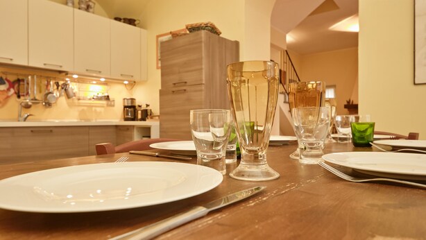 A dining table set with plates, cutlery, and clear glassware. - L'Atelier (Desenzano del Garda)