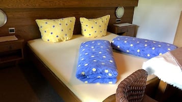 Schreibtisch, Verdunkelungsvorhänge, Bügeleisen/Bügelbrett