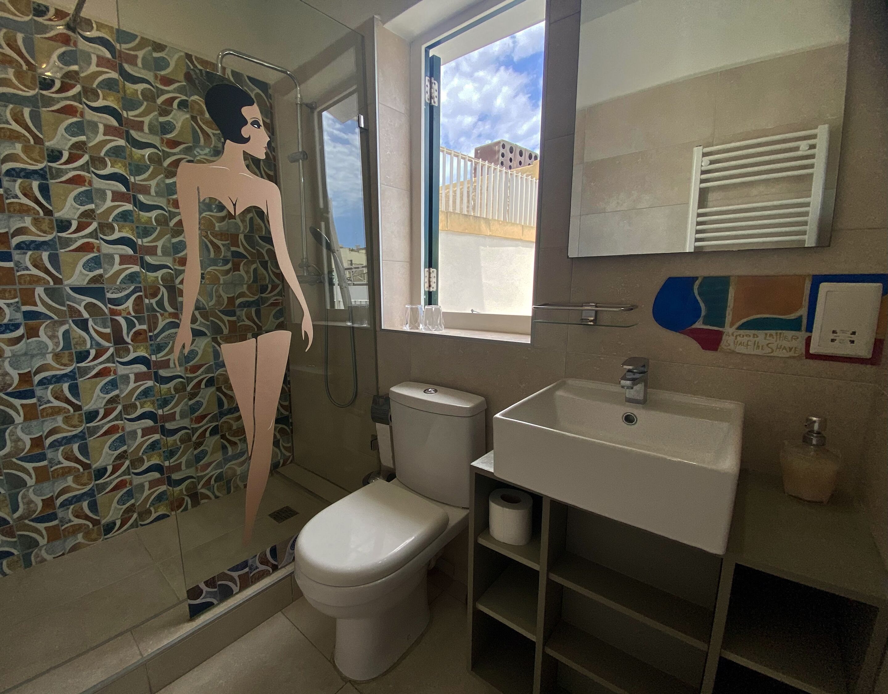 Un baño con ducha, inodoro y lavabo.