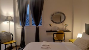 2 bedrooms, laptop workspace, soundproofing, iron/ironing board - Kallimarmaro Cozy (Athens)
