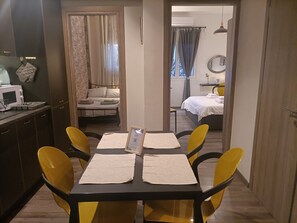City Apartment, 2 Bedrooms | Dining room
