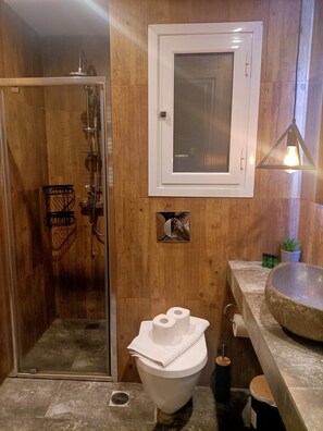 Departamento urbano, 2 habitaciones | Baño | Regadera, amenidades de baño gratuitas, secadora de cabello, toallas