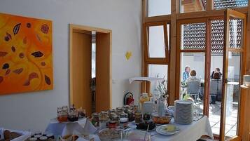 Tägliches inbegriffenes Frühstücksbuffet