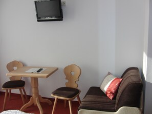 Double or Twin Room | Television - Gästehaus Loithaler (Fuegen)