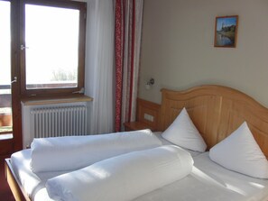 Double or Twin Room | 1 bedroom, rollaway beds, free WiFi, bed sheets - Gästehaus Loithaler (Fuegen)