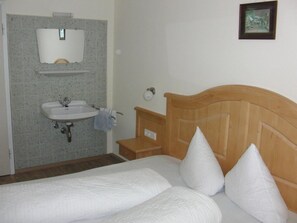 1 bedroom, rollaway beds, free WiFi, bed sheets - Gästehaus Loithaler (Fuegen)