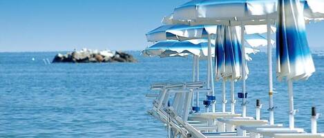 Playa privada en los alrededores, arena blanca, camas de playa