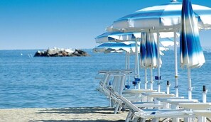 Playa privada cerca, arena blanca, cabañas de playa y tumbonas