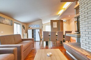Villa - flere senge | Opholdsområde | Fladskærms-tv, pejs