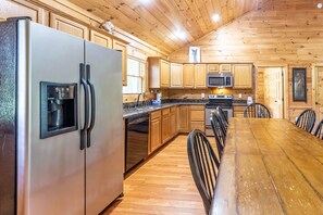 Fridge, microwave, oven, stovetop - Motorcycle Friendly - Gas Fireplace - Covered Porch (Bryson City)