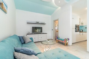 TV, fireplace - Villa Sunny Home in Galizana (Galizana)