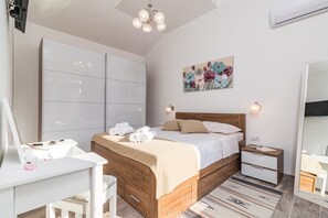 2 bedrooms, iron/ironing board, WiFi, bed sheets