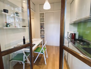 Kühlschrank, Mikrowelle, Herdplatte, Wasserkocher