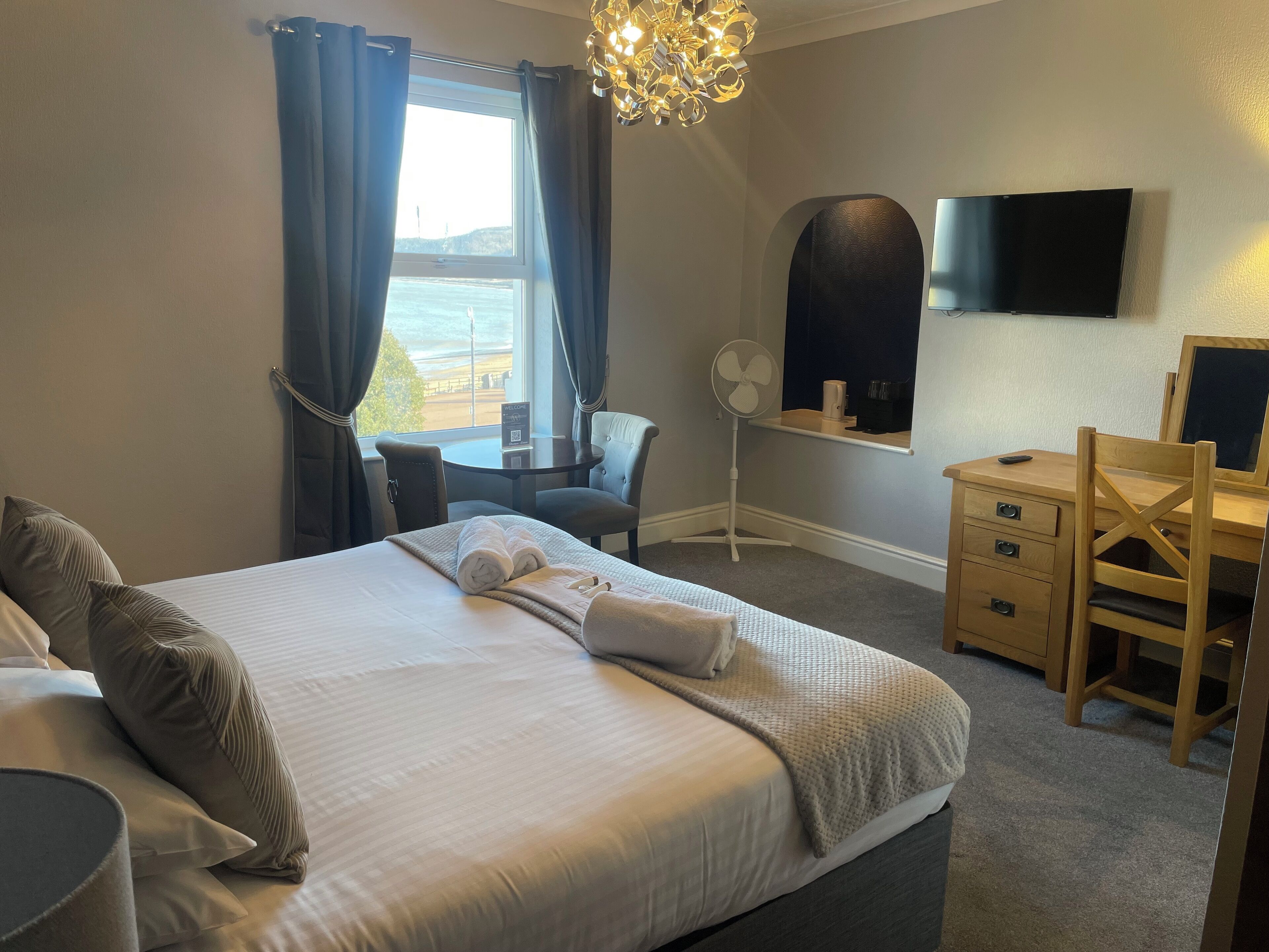 Habitación superior con 1 cama doble o 2 individuales, vistas al mar | 1 dormitorio, decoración individual, mobiliario individual y escritorio