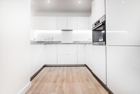 Apartment | Eigene Küche | Großer Kühlschrank, Mikrowelle, Ofen, Herdplatte