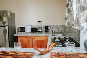 Microondas, horno, cafetera y tetera y tostadora