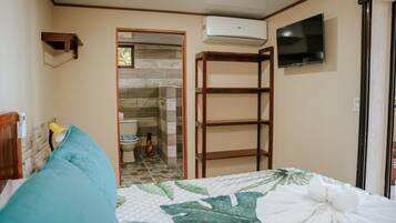 Een strijkplank/strijkijzer, wifi, beddengoed