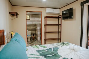 Tabla de planchar con plancha, wifi y ropa de cama 