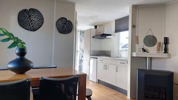 Een koelkast, een koffiezetapparaat/waterkoker