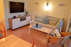 Smart TV, pebolim, mesa de pingue-pongue, videoteca