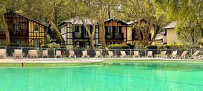 Una piscina al aire libre, una piscina climatizada