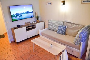 Smart TV, pebolim, mesa de pingue-pongue, videoteca