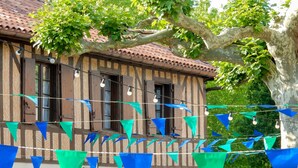 A traditional half-timbered building with arched windows and a tiled roof. - Cottage 40 Beach Golf Surf (Moliets-et-Maa)