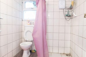 Appartement | Salle de bain | Articles de toilette (gratuits), serviettes fournies, savon, shampooing